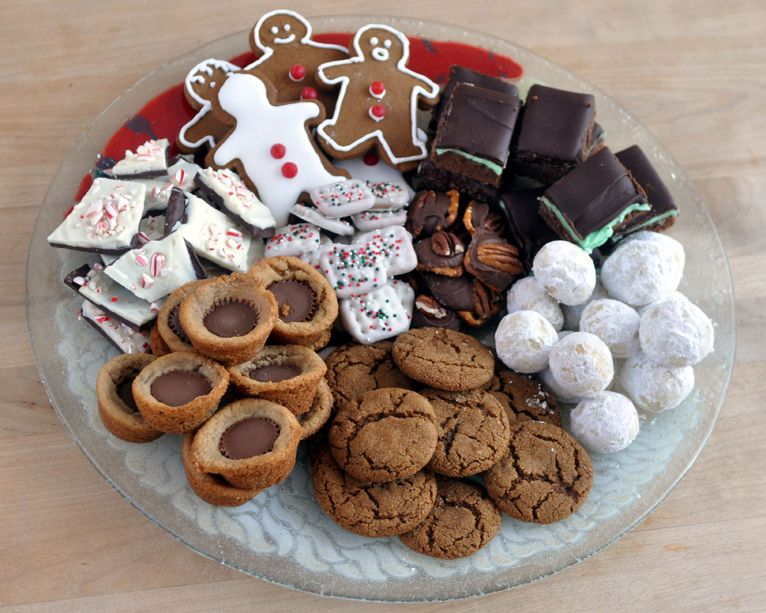 Christmas cookie plates PRICE RANGE. The Fitz and Floyd Vintage Holiday Cookie Platter captures the nostalgia felt during the holidays. Serve Santa his milk and cookies on this beautiful tray adorned with a snowy winter scene. Perfect as a gift or for spreading Christmas joy in your home.